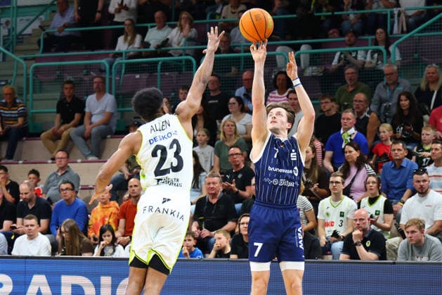 34. Spieltag der Basketball 2. Bundesliga ProA in der Oberfrankenhalle in Bayreuth Saison 2025-2026 BBC Bayreuth gegen VfL SparkassenStars Bochum KeVaughn Allen (BBC Bayreuth) -23- links Lars Kamp (VfL SparkassenStars Bochum) -7- rechts