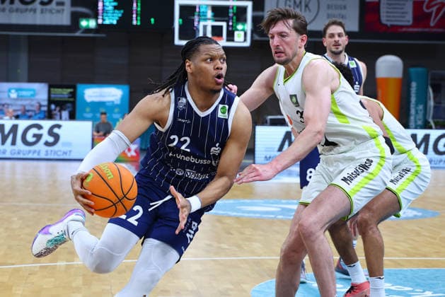 34. Spieltag der Basketball 2. Bundesliga ProA in der Oberfrankenhalle in Bayreuth Saison 2025-2026 BBC Bayreuth gegen VfL SparkassenStars Bochum Willem Brandwijk (BBC Bayreuth) -39- rechts Malek Green (VfL SparkassenStars Bochum) -22- links