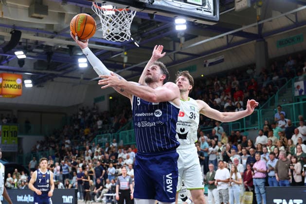 34. Spieltag der Basketball 2. Bundesliga ProA in der Oberfrankenhalle in Bayreuth Saison 2025-2026 BBC Bayreuth gegen VfL SparkassenStars Bochum Willem Brandwijk (BBC Bayreuth) -39- rechts Kilian Dietz (VfL SparkassenStars Bochum) -8- links