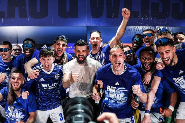 Fussball, 2. Bundesliga Saison 2025 2026 32. Spieltag FC Schalke 04 - Fortuna Düsseldorf 02.05.2026, VELTINS-Arena Schalke steigt in die Bundesliga auf, Miron Muslic (Trainer Schalke 04) wird von seiner Mannschaft auf der Pressekonferenz überrascht und bekommt Bier und Wasserduschen Gelsenkirchen VELTINS-Arena Nordrhein-Westfalen Deutschland