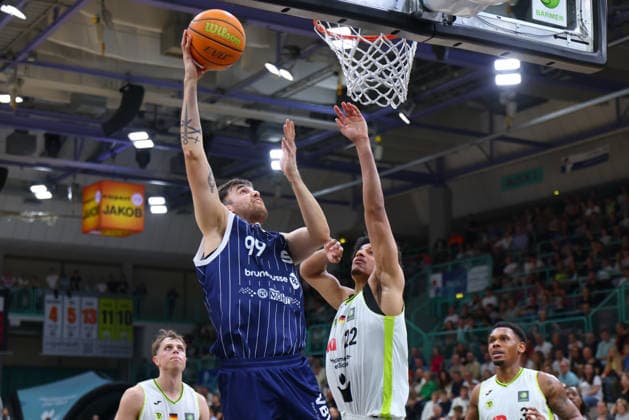 34. Spieltag der Basketball 2. Bundesliga ProA in der Oberfrankenhalle in Bayreuth Saison 2025-2026 BBC Bayreuth gegen VfL SparkassenStars Bochum Leroy Ikejiaku (BBC Bayreuth) -22- rechts Aitor Julen Pickett Lazo (VfL SparkassenStars Bochum) -99- links