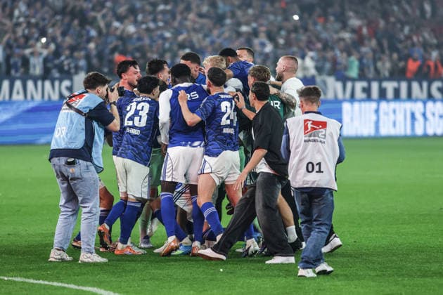 Fussball, 2. Bundesliga Saison 2025 2026 32. Spieltag FC Schalke 04 - Fortuna Düsseldorf 02.05.2026, VELTINS-Arena Schalke steigt in die Bundesliga auf, die Spieler von der Bank freuen sich und rennen aufs Spielfeld und freuen sich mit den anderen Spielern Gelsenkirchen VELTINS-Arena Nordrhein-Westfalen Deutschland