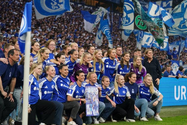 Deutschland: Fussball 2. Bundesliga 2025 - 2026, 32. Spieltag - FC Schalke 04 vs Fortuna Düsseldorf - Veltins Arena (Schalke): Das Team der FC Schalke 04 Frauen feiert den Aufstieg in die Regionalliga. Freude, Emotionen, Jubel