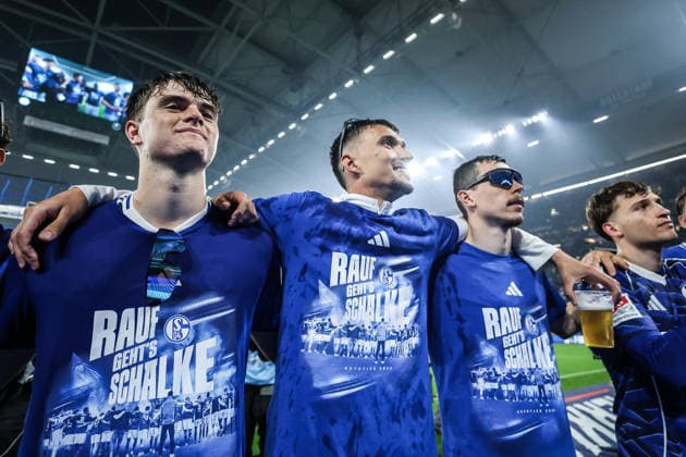Fussball, 2. Bundesliga Saison 2025 2026 32. Spieltag FC Schalke 04 - Fortuna Düsseldorf 02.05.2026, VELTINS-Arena Schalke steigt in die Bundesliga auf, Die Spieler freuen sich Gelsenkirchen VELTINS-Arena Nordrhein-Westfalen Deutschland