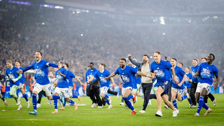 Gelsenkirchen, Germany. 02nd Mai 2026. Schalker Aufstiegsjubel: Kenan Karaman (S04) Trainer Miron Muslic (S04) Moussa Sylla (S04) Nikola Katic (S04) Christian Gomis (S04) Schalke 04 - Fortuna Düsseldorf 02.05.2026