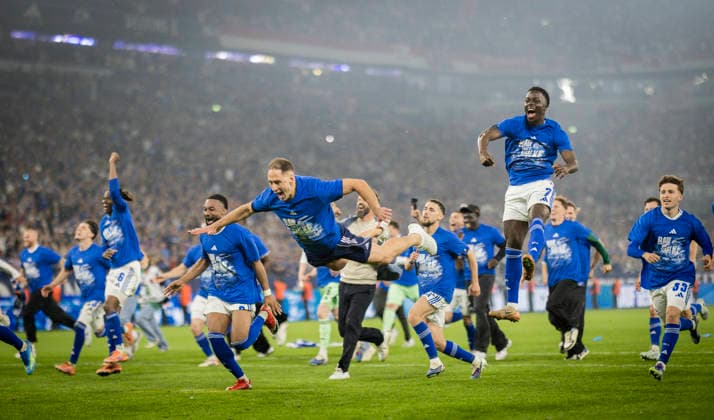 Gelsenkirchen, Germany. 02nd Mai 2026. Moussa Sylla (S04) Nikola Katic (S04) Christian Gomis (S04) jubeln Schalke 04 - Fortuna Düsseldorf 02.05.2026