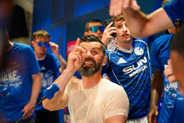 Deutschland: Fussball 2. Bundesliga 2025 - 2026, 32. Spieltag - FC Schalke 04 vs Fortuna Düsseldorf - Veltins Arena (Schalke): Miron Muslic (Trainer, Schalke 04) Pressekonferenz, Medien - Freude, Emotionen, Jubel bei der Mannschaft, die in die PK stürmt