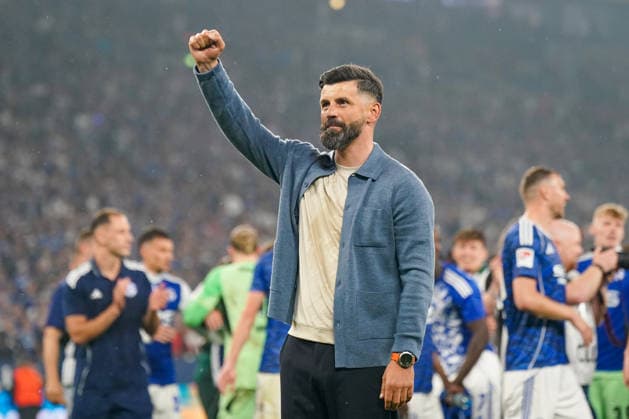 Deutschland: Fussball 2. Bundesliga 2025 - 2026, 32. Spieltag - FC Schalke 04 vs Fortuna Düsseldorf - Veltins Arena (Schalke): Miron Muslic (Trainer, Schalke 04) Geste, Gestik, Emotion, Mimik, Gesichtsausdruck, Emotion, Freude, Emotionen, Jubel