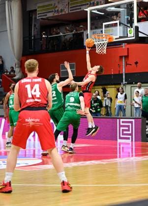 Aleksander Möller, Jonas Niedermanner, Aiden Warnholtz beim Korbleger 2.Bundesliga Pro A, 34. Spieltag, 46ers, Basketball, Basketball Saison 2025 2026, BBL, Deutschland, Giessen 46ers EPG Baskets Koblenz, Giessen in rot,Koblenz in grün, Herren, Männer