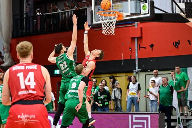 Aleksander Möller, Jonas Niedermanner, Aiden Warnholtz beim Korbleger 2.Bundesliga Pro A, 34. Spieltag, 46ers, Basketball, Basketball Saison 2025 2026, BBL, Deutschland, Giessen 46ers EPG Baskets Koblenz, Giessen in rot,Koblenz in grün, Herren, Männer