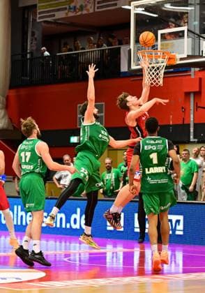 Kai Müsse am Korb 2.Bundesliga Pro A, 34. Spieltag, 46ers, Basketball, Basketball Saison 2025 2026, BBL, Deutschland, Giessen 46ers EPG Baskets Koblenz, Giessen in rot,Koblenz in grün, Herren, Männer