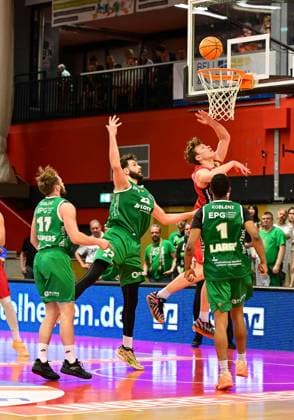 Kai Müsse am Korb 2.Bundesliga Pro A, 34. Spieltag, 46ers, Basketball, Basketball Saison 2025 2026, BBL, Deutschland, Giessen 46ers EPG Baskets Koblenz, Giessen in rot,Koblenz in grün, Herren, Männer