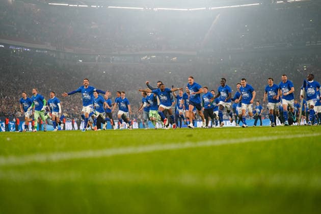 Deutschland: Fussball 2. Bundesliga 2025 - 2026, 32. Spieltag - FC Schalke 04 vs Fortuna Düsseldorf - Veltins Arena (Schalke): Freude, Emotionen, Jubel, Aufstieg, 1. Bundesliga, Fußball, Spielerjubel, Mannschaftslauf, Teamfeier, Sprint, Dynamik, Emotionen, Ekstase, Sieg, Rückkehr Bundesliga, Fans im Hintergrund, Stadionatmosphäre, Rauch, Flutlicht, Sportevent, Medienmoment, Miron Muslic (Trainer, Schalke 04) Kenan Karaman (Schalke 04, 19)