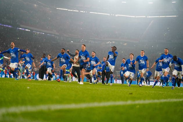 Deutschland: Fussball 2. Bundesliga 2025 - 2026, 32. Spieltag - FC Schalke 04 vs Fortuna Düsseldorf - Veltins Arena (Schalke): Freude, Emotionen, Jubel, Aufstieg, 1. Bundesliga, Fußball, Spielerjubel, Mannschaftslauf, Teamfeier, Sprint, Dynamik, Emotionen, Ekstase, Sieg, Rückkehr Bundesliga, Fans im Hintergrund, Stadionatmosphäre, Rauch, Flutlicht, Sportevent, Medienmoment, Miron Muslic (Trainer, Schalke 04) Kenan Karaman (Schalke 04, 19)