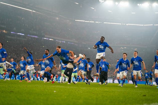Deutschland: Fussball 2. Bundesliga 2025 - 2026, 32. Spieltag - FC Schalke 04 vs Fortuna Düsseldorf - Veltins Arena (Schalke): Freude, Emotionen, Jubel, Aufstieg, 1. Bundesliga, Fußball, Spielerjubel, Mannschaftslauf, Teamfeier, Sprint, Dynamik, Emotionen, Ekstase, Sieg, Rückkehr Bundesliga, Fans im Hintergrund, Stadionatmosphäre, Rauch, Flutlicht, Sportevent, Medienmoment, Miron Muslic (Trainer, Schalke 04) Kenan Karaman (Schalke 04, 19)