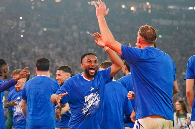 Deutschland: Fussball 2. Bundesliga 2025 - 2026, 32. Spieltag - FC Schalke 04 vs Fortuna Düsseldorf - Veltins Arena (Schalke): Moussa Sylla (Schalke 04, 9) Timo Becker (Schalke 04, 5) Freude, Emotionen, Jubel, Mimik, Gesichtsausdruck, Emotion, Geste, Gestik, Emotion