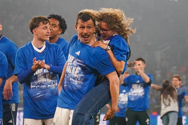 Deutschland: Fussball 2. Bundesliga 2025 - 2026, 32. Spieltag - FC Schalke 04 vs Fortuna Düsseldorf - Veltins Arena (Schalke): Ron Schallenberg (Schalke 04, 6) wird von seiner feiernden Frau überrascht - Freude, Emotionen, Jubel, Mimik, Gesichtsausdruck, Emotion
