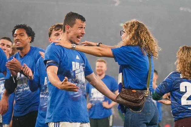 Deutschland: Fussball 2. Bundesliga 2025 - 2026, 32. Spieltag - FC Schalke 04 vs Fortuna Düsseldorf - Veltins Arena (Schalke): Ron Schallenberg (Schalke 04, 6) wird von seiner feiernden Frau überrascht - Freude, Emotionen, Jubel, Mimik, Gesichtsausdruck, Emotion