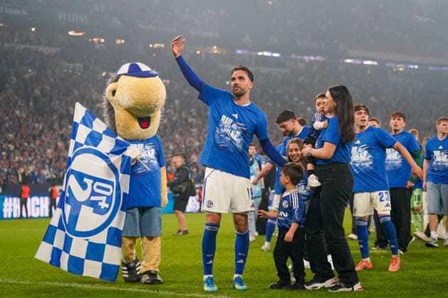 Deutschland: Fussball 2. Bundesliga 2025 - 2026, 32. Spieltag - FC Schalke 04 vs Fortuna Düsseldorf - Veltins Arena (Schalke): Kenan Karaman (Schalke 04, 19) mit Familie und Maskottchen Erwin - Freude, Emotionen, Jubel