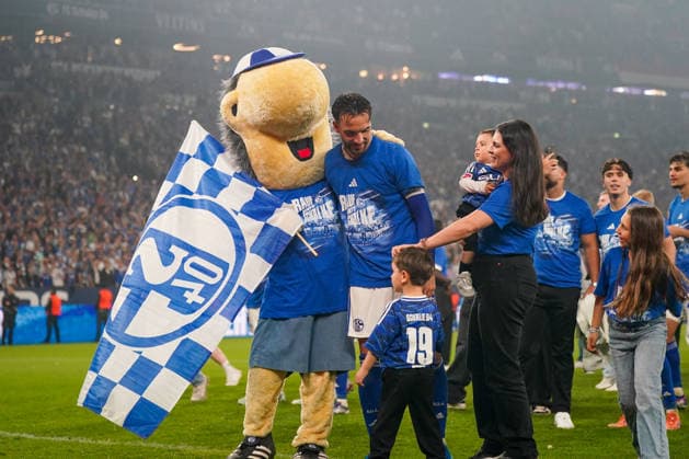 Deutschland: Fussball 2. Bundesliga 2025 - 2026, 32. Spieltag - FC Schalke 04 vs Fortuna Düsseldorf - Veltins Arena (Schalke): Kenan Karaman (Schalke 04, 19) mit Familie und Maskottchen Erwin - Freude, Emotionen, Jubel