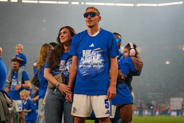 Deutschland: Fussball 2. Bundesliga 2025 - 2026, 32. Spieltag - FC Schalke 04 vs Fortuna Düsseldorf - Veltins Arena (Schalke): Timo Becker (Schalke 04, 5) mit Frau