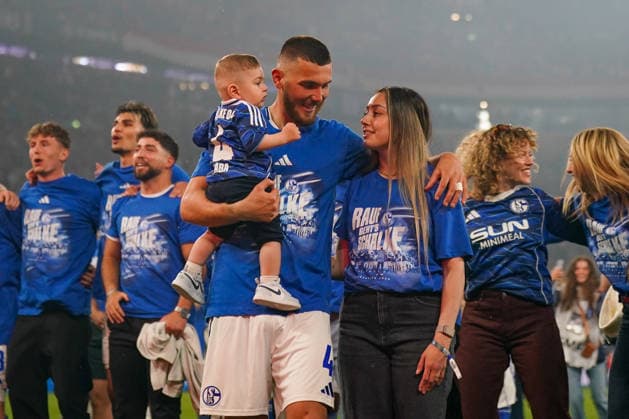 Deutschland: Fussball 2. Bundesliga 2025 - 2026, 32. Spieltag - FC Schalke 04 vs Fortuna Düsseldorf - Veltins Arena (Schalke): Hasan Kurucay Hasan Kurucay (Schalke 04, 4) mit Frau und Kind Freude, Emotionen, Jubel
