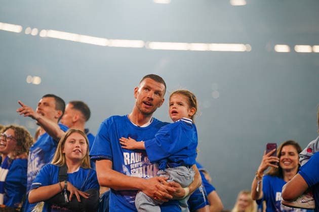 Deutschland: Fussball 2. Bundesliga 2025 - 2026, 32. Spieltag - FC Schalke 04 vs Fortuna Düsseldorf - Veltins Arena (Schalke): Edin DÅ¾eko Edin Dzeko (Schalke 04, 10) mit Tochter Freude, Emotionen, Jubel