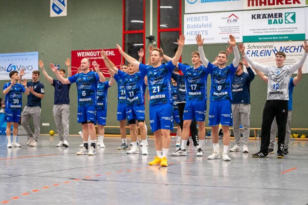 Handball I Herren I Saison 2025-2026 I 3. Liga I 29. Spieltag I TV Bittenfeld 2 - SG Pforzheim-Eutingen I 02.05.2026 Der TV Bittenfeld 2 jubelt über das Unentschieden im letzten Heimspiel der Saison, vorne Michael Seiz (21, TV Bittenfeld 2) Waiblingen Gemeindehalle Bittenfeld Baden-Württemberg Deutschland Copyright: xLobeca MaxxPetershansx