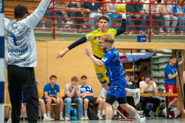 Handball I Herren I Saison 2025-2026 I 3. Liga I 29. Spieltag I TV Bittenfeld 2 - SG Pforzheim-Eutingen I 02.05.2026 Finn Meißner (44, SG Pforzheim) im Wurf, Dalio Uskok (4, TV Bittenfeld 2) in der Abwehr. Waiblingen Gemeindehalle Bittenfeld Baden-Württemberg Deutschland Copyright: xLobeca MaxxPetershansx