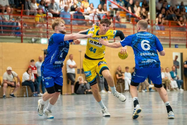 Handball I Herren I Saison 2025-2026 I 3. Liga I 29. Spieltag I TV Bittenfeld 2 - SG Pforzheim-Eutingen I 02.05.2026 Finn Meißner (44, SG Pforzheim) mit Ball, verteidigt von Dalio Uskok (4, TV Bittenfeld 2) und Finn Eberle (6, TV Bittenfeld 2) Waiblingen Gemeindehalle Bittenfeld Baden-Württemberg Deutschland Copyright: xLobeca MaxxPetershansx