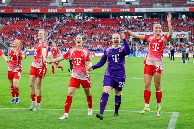 02.05.2026, xsscx, Frauen Fussball, 1. FC Köln - Werder Bremen, 1. Fussball Bundesliga, 24. Spieltag, RheinEnergie-Stadion, Saison 2025 2026: Die Mannschaft des 1. FC Köln feiert ihren Sieg zum 3:0 mit Laura Vogt (1. FC Köln 8), Anna-Lena Stolze (1. FC Köln 7), Sara Agrez (1. FC Köln 4), Aurora Mikalsen (1. FC Köln 23), Vanessa Leimenstoll (1. FC Köln 29) DFB regulations prohibit any use of photographs as image sequences and or quasi-video. Photo: xSandraxScherningxPressefotoKochx Nordrhein-Westfalen Germany