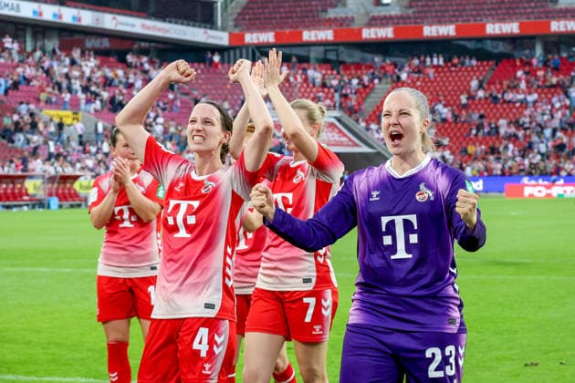 02.05.2026, xsscx, Frauen Fussball, 1. FC Köln - Werder Bremen, 1. Fussball Bundesliga, 24. Spieltag, RheinEnergie-Stadion, Saison 2025 2026: Die Mannschaft des 1. FC Köln feiert ihren Sieg zum 3:0 mit Sara Agrez (1. FC Köln 4), Anna-Lena Stolze (1. FC Köln 7), Aurora Mikalsen (1. FC Köln 23) DFB regulations prohibit any use of photographs as image sequences and or quasi-video. Photo: xSandraxScherningxPressefotoKochx Nordrhein-Westfalen Germany