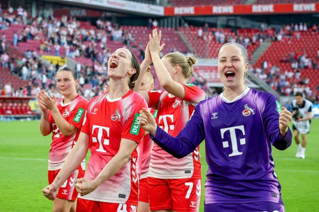 02.05.2026, xsscx, Frauen Fussball, 1. FC Köln - Werder Bremen, 1. Fussball Bundesliga, 24. Spieltag, RheinEnergie-Stadion, Saison 2025 2026: Die Mannschaft des 1. FC Köln feiert ihren Sieg zum 3:0 mit Sara Agrez (1. FC Köln 4), Anna-Lena Stolze (1. FC Köln 7), Aurora Mikalsen (1. FC Köln 23) DFB regulations prohibit any use of photographs as image sequences and or quasi-video. Photo: xSandraxScherningxPressefotoKochx Nordrhein-Westfalen Germany