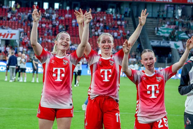 02.05.2026, xsscx, Frauen Fussball, 1. FC Köln - Werder Bremen, 1. Fussball Bundesliga, 24. Spieltag, RheinEnergie-Stadion, Saison 2025 2026: Die Mannschaft des 1. FC Köln feiert ihren Sieg zum 3:0 mit Pauline Bremer (1. FC Köln 11), Laura Donhauser (1. FC Köln 25) DFB regulations prohibit any use of photographs as image sequences and or quasi-video. Photo: xSandraxScherningxPressefotoKochx Nordrhein-Westfalen Germany