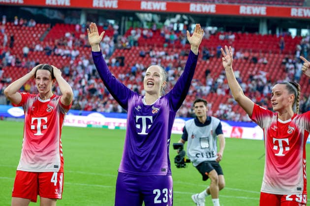 02.05.2026, xsscx, Frauen Fussball, 1. FC Köln - Werder Bremen, 1. Fussball Bundesliga, 24. Spieltag, RheinEnergie-Stadion, Saison 2025 2026: Die Mannschaft des 1. FC Köln feiert ihren Sieg zum 3:0 mit Sara Agrez (1. FC Köln 4), Aurora Mikalsen (1. FC Köln 23), Vanessa Leimenstoll (1. FC Köln 29) DFB regulations prohibit any use of photographs as image sequences and or quasi-video. Photo: xSandraxScherningxPressefotoKochx Nordrhein-Westfalen Germany