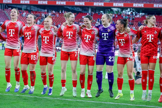 02.05.2026, xsscx, Frauen Fussball, 1. FC Köln - Werder Bremen, 1. Fussball Bundesliga, 24. Spieltag, RheinEnergie-Stadion, Saison 2025 2026: Die Mannschaft des 1. FC Köln feiert ihren Sieg zum 3:0 mit Dora Zeller (1. FC Köln 19), Lydia Andrade (1. FC Köln 17), Celina Degen (1. FC Köln 5), Amelie Bohnen (1. FC Köln 15), Laura Vogt (1. FC Köln 8), Anna-Lena Stolze (1. FC Köln 7), Sara Agrez (1. FC Köln 4), Aurora Mikalsen (1. FC Köln 23) Vanessa Leimenstoll (1. FC Köln 29), Zö Hasenauer (1. FC Köln 16) DFB regulations prohibit any use of photographs as image sequences and or quasi-video. Photo: xSandraxScherningxPressefotoKochx Nordrhein-Westfalen Germany