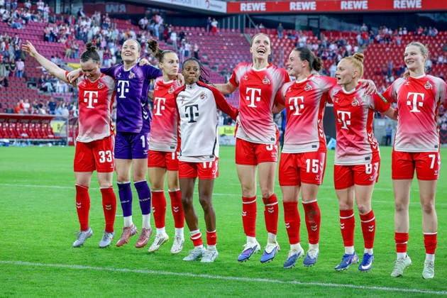 02.05.2026, xsscx, Frauen Fussball, 1. FC Köln - Werder Bremen, 1. Fussball Bundesliga, 24. Spieltag, RheinEnergie-Stadion, Saison 2025 2026: Die Mannschaft des 1. FC Köln feiert ihren Sieg zum 3:0 mit Marina Hegering (1. FC Köln 33), Lisa Schmitz (1. FC Köln 1), Dora Zeller (1. FC Köln 19), Lydia Andrade (1. FC Köln 17), Celina Degen (1. FC Köln 5), Amelie Bohnen (1. FC Köln 15), Laura Vogt (1. FC Köln 8), Anna-Lena Stolze (1. FC Köln 7) DFB regulations prohibit any use of photographs as image sequences and or quasi-video. Photo: xSandraxScherningxPressefotoKochx Nordrhein-Westfalen Germany