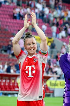 02.05.2026, xsscx, Frauen Fussball, 1. FC Köln - Werder Bremen, 1. Fussball Bundesliga, 24. Spieltag, RheinEnergie-Stadion, Saison 2025 2026: Die Mannschaft des 1. FC Köln feiert ihren Sieg zum 3:0 mit Marina Hegering (1. FC Köln 33) DFB regulations prohibit any use of photographs as image sequences and or quasi-video. Photo: xSandraxScherningxPressefotoKochx Nordrhein-Westfalen Germany