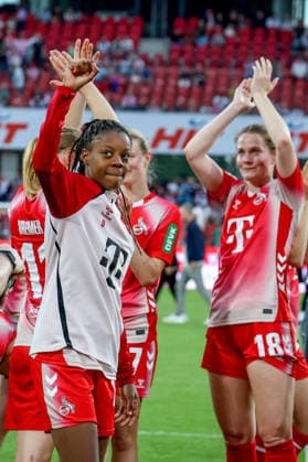 02.05.2026, xsscx, Frauen Fussball, 1. FC Köln - Werder Bremen, 1. Fussball Bundesliga, 24. Spieltag, RheinEnergie-Stadion, Saison 2025 2026: Die Mannschaft des 1. FC Köln feiert ihren Sieg zum 3:0 mit Lydia Andrade (1. FC Köln 17), Anna-Lena Stolze (1. FC Köln 7), Taylor Ziemer (1. FC Köln 18) DFB regulations prohibit any use of photographs as image sequences and or quasi-video. Photo: xSandraxScherningxPressefotoKochx Nordrhein-Westfalen Germany