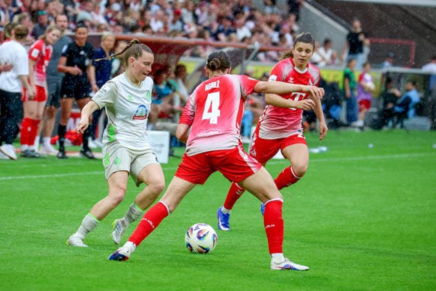 02.05.2026, xsscx, Frauen Fussball, 1. FC Köln - Werder Bremen, 1. Fussball Bundesliga, 24. Spieltag, RheinEnergie-Stadion, Saison 2025 2026: Sarah Ernst (Werder Bremen 26) im Zweikampf gegen Sara Agrez (1. FC Köln 4) DFB regulations prohibit any use of photographs as image sequences and or quasi-video. Photo: xSandraxScherningxPressefotoKochx Nordrhein-Westfalen Germany