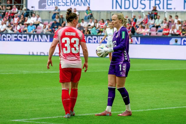 02.05.2026, xsscx, Frauen Fussball, 1. FC Köln - Werder Bremen, 1. Fussball Bundesliga, 24. Spieltag, RheinEnergie-Stadion, Saison 2025 2026: Marina Hegering (1. FC Köln 33) diskutiert mit Lisa Schmitz (1. FC Köln 1) DFB regulations prohibit any use of photographs as image sequences and or quasi-video. Photo: xSandraxScherningxPressefotoKochx Nordrhein-Westfalen Germany