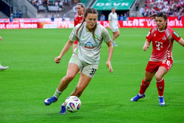 02.05.2026, xsscx, Frauen Fussball, 1. FC Köln - Werder Bremen, 1. Fussball Bundesliga, 24. Spieltag, RheinEnergie-Stadion, Saison 2025 2026: Mara Alber (Werder Bremen 37) im Zweikampf gegen Martyna Wiankowska (1. FC Köln 26) DFB regulations prohibit any use of photographs as image sequences and or quasi-video. Photo: xSandraxScherningxPressefotoKochx Nordrhein-Westfalen Germany