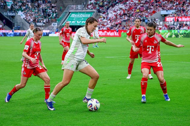 02.05.2026, xsscx, Frauen Fussball, 1. FC Köln - Werder Bremen, 1. Fussball Bundesliga, 24. Spieltag, RheinEnergie-Stadion, Saison 2025 2026: Mara Alber (Werder Bremen 37) im Zweikampf gegen Martyna Wiankowska (1. FC Köln 26) DFB regulations prohibit any use of photographs as image sequences and or quasi-video. Photo: xSandraxScherningxPressefotoKochx Nordrhein-Westfalen Germany