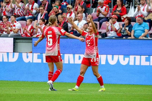 02.05.2026, xsscx, Frauen Fussball, 1. FC Köln - Werder Bremen, 1. Fussball Bundesliga, 24. Spieltag, RheinEnergie-Stadion, Saison 2025 2026: Die Mannschaft des 1. FC Köln feiert ihren Sieg zum 3:0 mit Celina Degen (1. FC Köln 5), Vanessa Leimenstoll (1. FC Köln 29) DFB regulations prohibit any use of photographs as image sequences and or quasi-video. Photo: xSandraxScherningxPressefotoKochx Nordrhein-Westfalen Germany