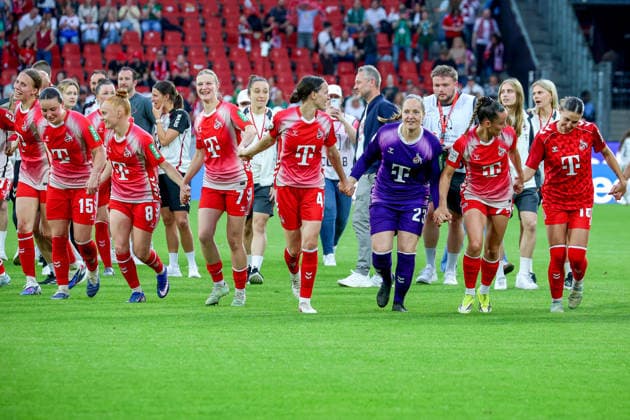 02.05.2026, xsscx, Frauen Fussball, 1. FC Köln - Werder Bremen, 1. Fussball Bundesliga, 24. Spieltag, RheinEnergie-Stadion, Saison 2025 2026: Die Mannschaft des 1. FC Köln feiert ihren Sieg zum 3:0 mit Amelie Bohnen (1. FC Köln 15), Laura Vogt (1. FC Köln 8), Anna-Lena Stolze (1. FC Köln 7), Sara Agrez (1. FC Köln 4), Aurora Mikalsen (1. FC Köln 23), Vanessa Leimenstoll (1. FC Köln 29), Zö Hasenauer (1. FC Köln 16) DFB regulations prohibit any use of photographs as image sequences and or quasi-video. Photo: xSandraxScherningxPressefotoKochx Nordrhein-Westfalen Germany