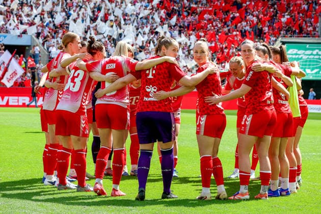 02.05.2026, xsscx, Frauen Fussball, 1. FC Köln - Werder Bremen, 1. Fussball Bundesliga, 24. Spieltag, RheinEnergie-Stadion, Saison 2025 2026: Die Spielerinnen des 1. FC vor dem Spiel im Kreis DFB regulations prohibit any use of photographs as image sequences and or quasi-video. Photo: xSandraxScherningxPressefotoKochx Nordrhein-Westfalen Germany