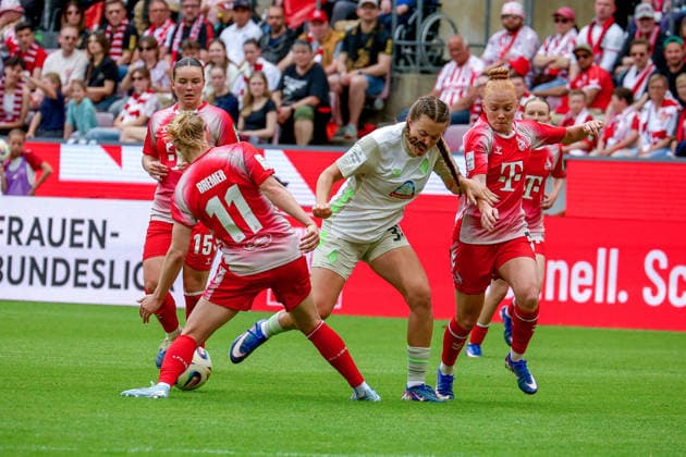 02.05.2026, xsscx, Frauen Fussball, 1. FC Köln - Werder Bremen, 1. Fussball Bundesliga, 24. Spieltag, RheinEnergie-Stadion, Saison 2025 2026: Pauline Bremer (1. FC Köln 11) im Zweikampf gegen Mara Alber (Werder Bremen 37) und Laura Vogt (1. FC Köln 8) DFB regulations prohibit any use of photographs as image sequences and or quasi-video. Photo: xSandraxScherningxPressefotoKochx Nordrhein-Westfalen Germany