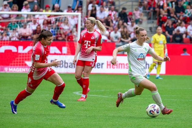 02.05.2026, xsscx, Frauen Fussball, 1. FC Köln - Werder Bremen, 1. Fussball Bundesliga, 24. Spieltag, RheinEnergie-Stadion, Saison 2025 2026: Martyna Wiankowska (1. FC Köln 26) im Zweikampf gegen Michelle Weiß (Werder Bremen 15) DFB regulations prohibit any use of photographs as image sequences and or quasi-video. Photo: xSandraxScherningxPressefotoKochx Nordrhein-Westfalen Germany