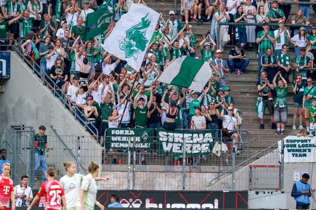 02.05.2026, xsscx, Frauen Fussball, 1. FC Köln - Werder Bremen, 1. Fussball Bundesliga, 24. Spieltag, RheinEnergie-Stadion, Saison 2025 2026: Fans von Werder Bremen in der Gästekurve DFB regulations prohibit any use of photographs as image sequences and or quasi-video. Photo: xSandraxScherningxPressefotoKochx Nordrhein-Westfalen Germany