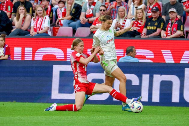 02.05.2026, xsscx, Frauen Fussball, 1. FC Köln - Werder Bremen, 1. Fussball Bundesliga, 24. Spieltag, RheinEnergie-Stadion, Saison 2025 2026: Celina Degen (1. FC Köln 5) im Zweikampf gegen Larissa Mühlhaus (Werder Bremen 7) DFB regulations prohibit any use of photographs as image sequences and or quasi-video. Photo: xSandraxScherningxPressefotoKochx Nordrhein-Westfalen Germany